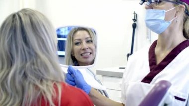 Diş sağlığı kliniğinde müşteri sevinci