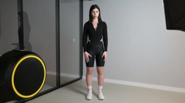 Güzel esmer kız fitness eğitmeni