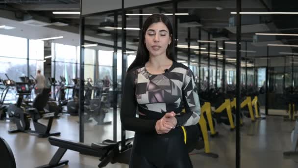 Bela Morena Menina Instrutor Fitness — Vídeo de Stock