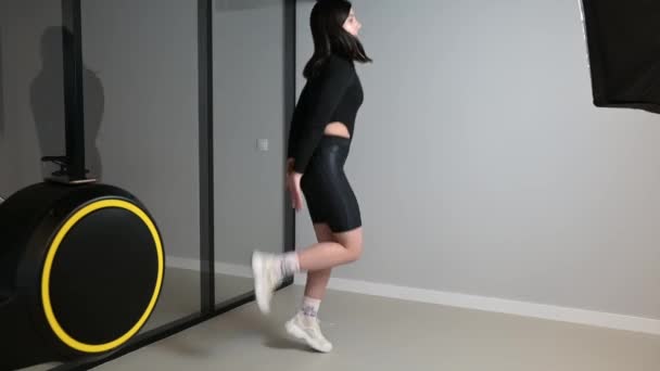 Mooie Brunette Meisje Fitness Trainer — Stockvideo