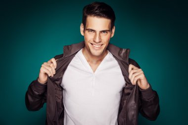 Serin genç seksi adam