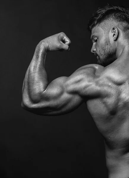 Güçlü atletik erkek Fitness Model poz — Stok fotoğraf