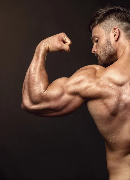 Строгий атлетичный человек, модель, позирующая мышцам спины — стоковое фото