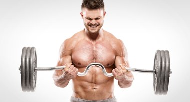 Kaslı vücut geliştirmeci adam büyük dumbbell ile yapıyor