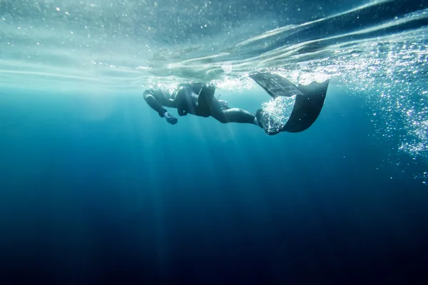 海でフリーダイバーの泳ぎ — ストック写真