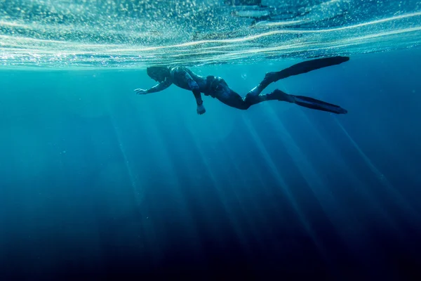 바다에서 Freediver 수영 — 스톡 사진