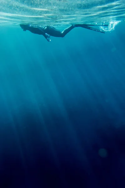 Freediver nadar no mar — Fotografia de Stock