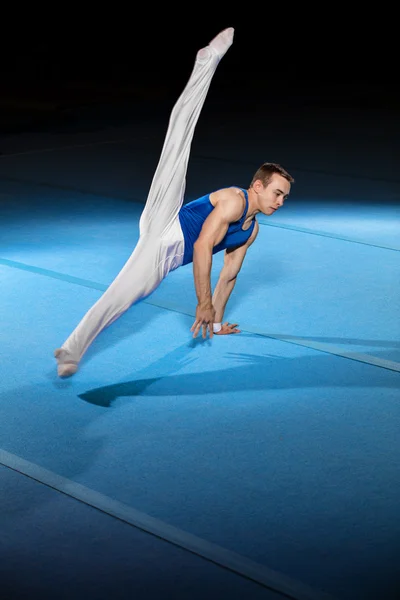 Portrét mladého muže gymnastů — Stock fotografie