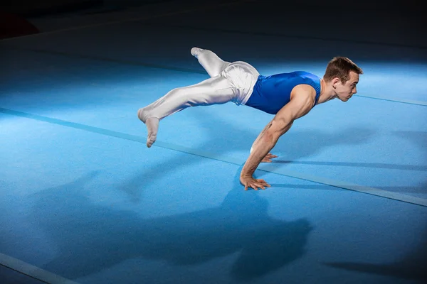 Portrét mladého muže gymnastů — Stock fotografie