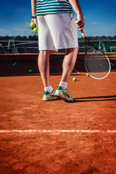 Jogador de tênis que serve durante um jogo — Fotografia de Stock