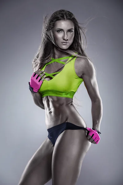 Snygg sexig fitness kvinna visar magmusklerna — Stockfoto