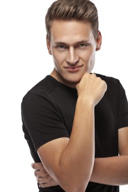 havalı genç seksi adam ayakta