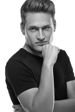 havalı genç seksi adam ayakta