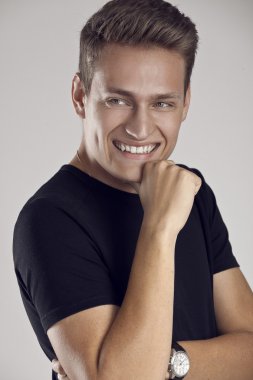 havalı genç seksi adam ayakta