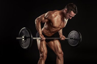 vücut geliştirmeci adam büyük dumbbell ile yapıyor