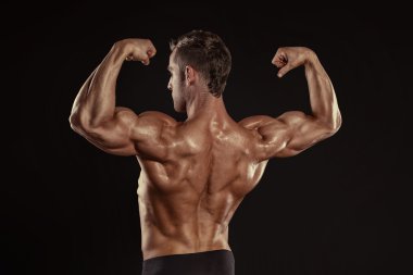 atletik erkek sırt kasları, triceps poz,
