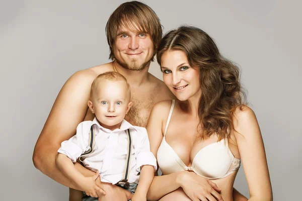 Giovane coppia incinta con figlio — Foto Stock