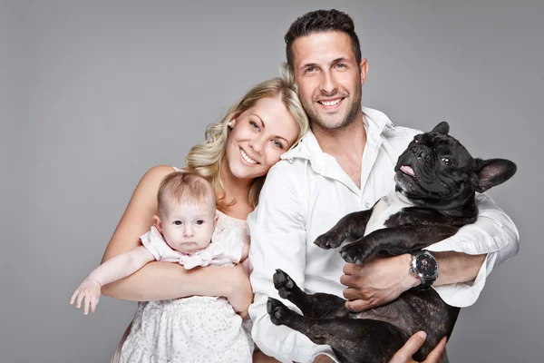 Hermosa familia joven con pequeño bebé — Foto de Stock