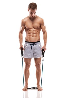 Expander ile çalışmaları yapan kaslı vücut geliştirmeci adam