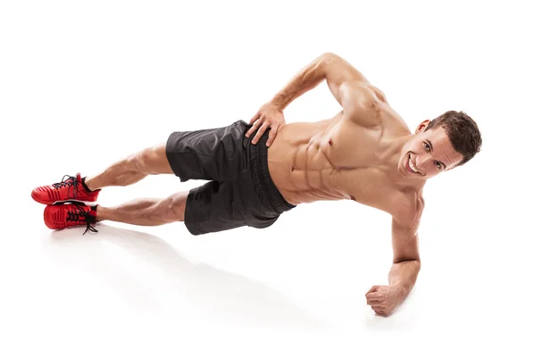 Musculoso culturista chico haciendo flexiones — Foto de Stock