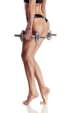 güzel seksi kadın dumbbell ile egzersiz yapıyor 