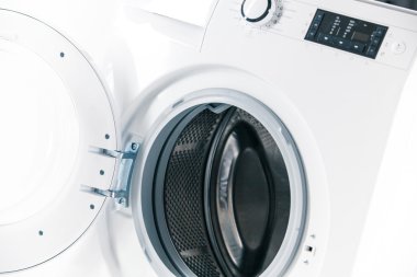 Bir açık kapı detayı ile çamaşır makinesi