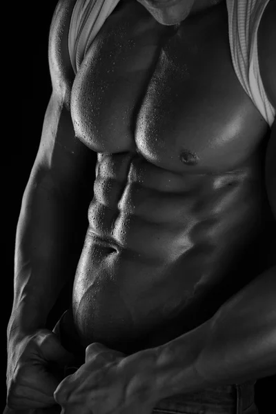 Athlétique Homme Fitness Modèle Torse montrant six pack abs . — Photo