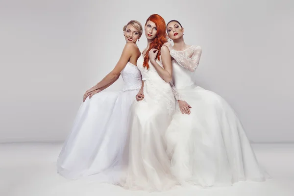 Три красивые женщины в свадебном платье — стоковое фото