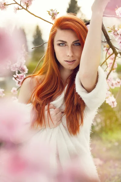 Şehvetli bir bahar kadın portresi — Stok fotoğraf