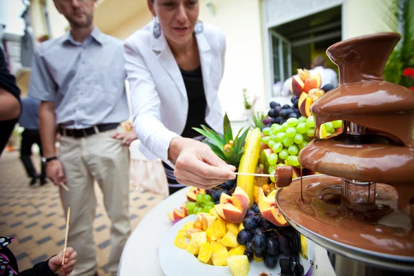 Čokoládové fondue s ovocem, na stole — Stock fotografie