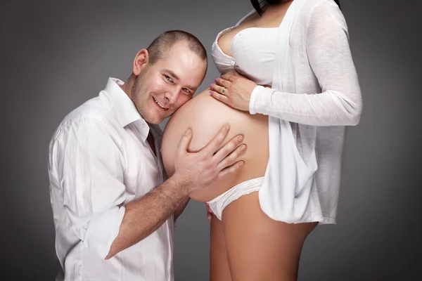 Jeune couple enceinte — Photo