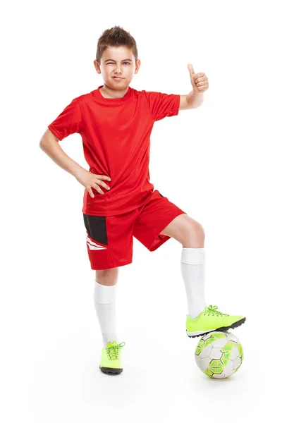 Стоячий молодий футболіст з футболом — стокове фото