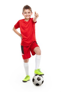 futbol ile ayakta genç futbolcu