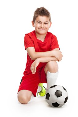 Genç futbolcu futbol ile diz çökmüş