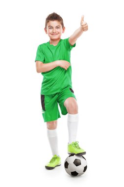 futbol ile ayakta genç futbolcu