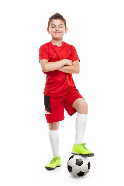 Giovane calciatore in piedi con calcio — Foto Stock