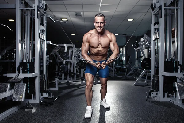 Muscular fisiculturista cara fazendo exercícios de treino no ginásio — Fotografia de Stock
