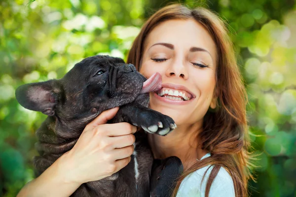 Mujer feliz con bulldog francés — Foto de Stock