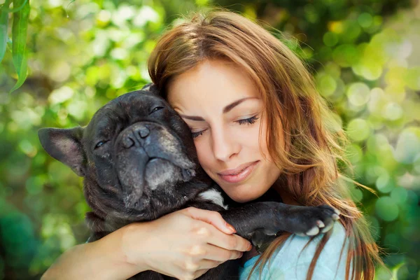 Mulher feliz com bulldog francês — Fotografia de Stock