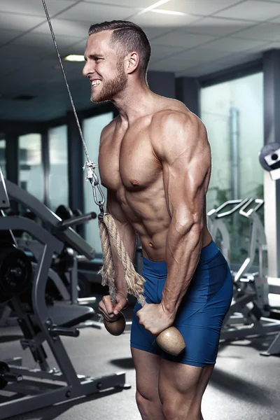 Muskulös bodybuilder killen gör triceps övningar — Stockfoto