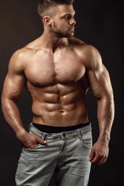 Homme athlétique fort Modèle de forme physique Torse montrant de gros muscles — Photo