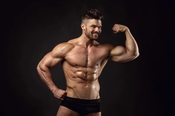 Fuerte atlético Hombre Fitness Modelo Torso mostrando grandes músculos —  Fotos de Stock