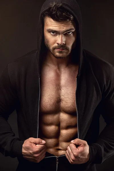 büyük kas gösterilen atletik erkek fitness modeli gövde