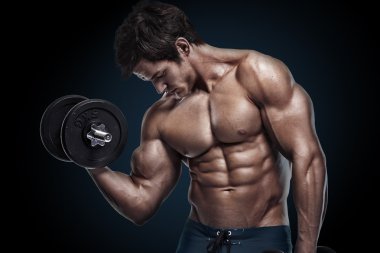 kaslı vücut geliştirmeci biri dumbbells ile yapıyor