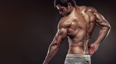 Güçlü atletik erkek Fitness Model poz