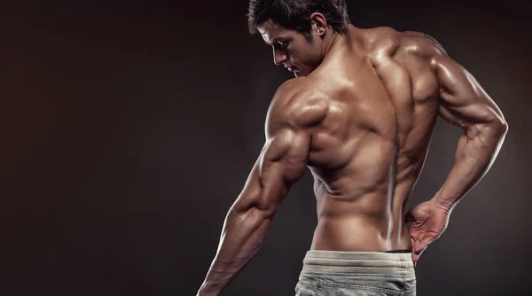 Güçlü atletik erkek Fitness Model poz