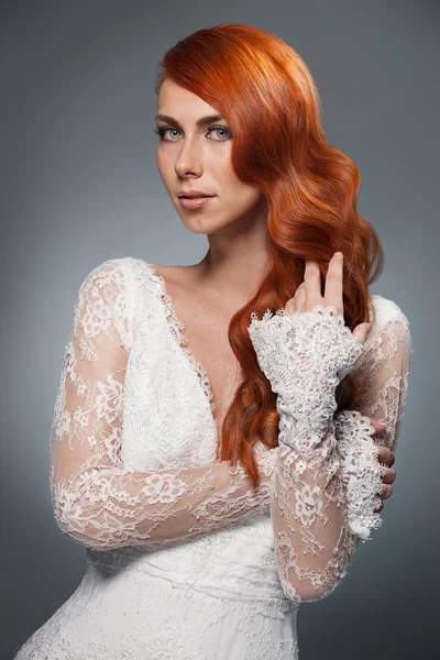 Belle femme en robe de mariée — Photo