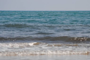 Ufuk çizgisi olan mavi denizde küçük dalgalar