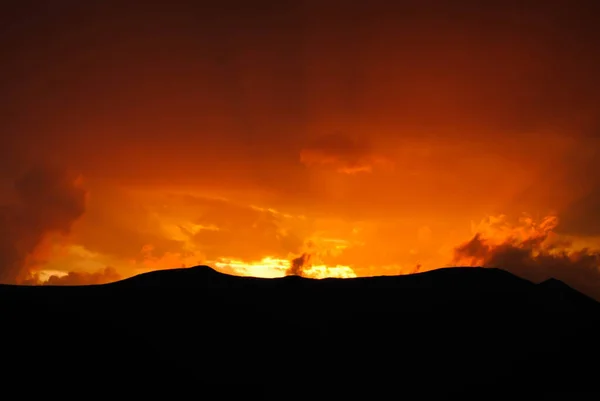 Oranžová Obloha Západu Slunce Která Skrývá Slunce Horském Horizontu — Stock fotografie