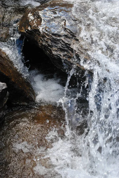 Waterval Een Rotsachtige Rivier Waarin Het Water Van Ene Steen — Stockfoto